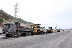 các nhà thầu trên công trường cao tốc Bắc-Nam lại tất bật dọn dẹp, tái khởi động lại các mũi thi công sau mưa lũ tại Nam Trung Bộ. (Ảnh: Việt Hùng/Vietnam+)