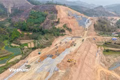 Nhà thầu triển khai thi công một dự án đường bộ cao tốc. (Ảnh: Việt Hùng/Vietnam+)