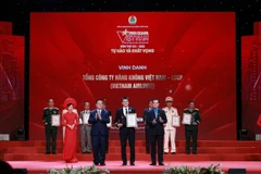 Ông Tô Ngọc Giang, Phó Tổng Giám đốc Vietnam Airlines nhận Kỷ niệm chương vinh danh tại chương trình Vinh quang Việt Nam. (Ảnh: PV/Vietnam+)
