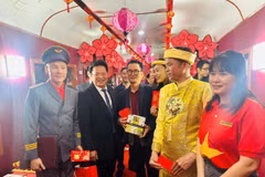 Lãnh đạo Tổng công ty Đường sắt Việt Nam tặng quà, lì xì, chúc Tết hành khách, nhân viên tàu trên "Chuyến tàu Xuân". (Ảnh: PV/Vietnam+)
