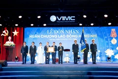 Phó Thủ tướng Chính phủ Hồ Đức Phớc trao Huân chương Lao động Hạng Nhì cho VIMC. (Ảnh: Việt Hùng/Vietnam+)