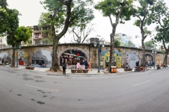 Vòm cầu đường sắt dọc phố Phùng Hưng đã tái lập không gian văn hóa, gắn liền với khu phố đi bộ Hà Nội. (Ảnh: Minh Sơn/Vietnam+)