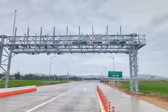 Từ 14h ngày 14/8: Sẽ thu phí 5 dự án cao tốc đoạn từ Quảng Ngãi-Nha Trang. (Ảnh: PV/Vietnam+)