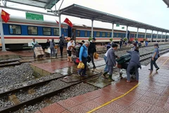 Ngành Đường sắt đã phải chuyển tải hành khách do ảnh hưởng của cơn bão số 13. (Ảnh: PV/Vietnam+)