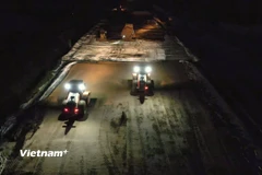 Các dự án cao tốc trọng điểm vẫn duy trì nhịp thi công xuyên đêm, xuyên lễ để đạt tiến độ hoàn thành vào cuối năm nay. (Ảnh: Việt Hùng/Vietnam+)