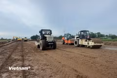Nhà thầu thi công nền đường một dự án đường bộ cao tốc. (Ảnh: Việt Hùng/Vietnam+)
