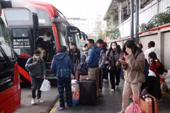 Người dân trở lại Thủ đô sau kỳ nghỉ Tết Nguyên đán Ất Tỵ 2025. (Ảnh: Việt Hùng/Vietnam+)