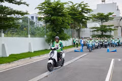 Tài xế chạy xe công nghệ được đào tạo về kiến thức và kỹ năng lái xe an toàn. (Ảnh: PV/Vietnam+)