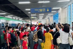 Lượng hành khách tại các nhà ga trên toàn tuyến Cát Linh-Hà Đông đã bắt đầu tăng đột biến. (Ảnh: PV/Vietnam+)