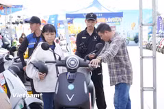 Người dân Hà Nội đang ngày càng quan tâm đến xe máy điện trong bối cảnh biến động giá nhiên liệu và thí điểm vùng phát thải thấp. (Ảnh: Xuân Dũng/Vietnam+)