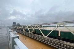 Điều tàu chở hàng ra trấn giữ 2 cầu đường sắt tại Huế do lũ dâng trở lại. (Ảnh: VNR cung cấp)