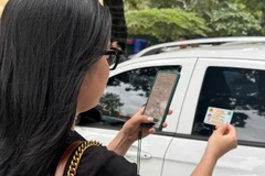 Chủ phương tiện thực hiện định danh ngay trên ứng dụng VETC. (Ảnh: PV/Vietnam+)