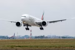 Máy bay của Hãng hàng không Emirates (Các Tiểu vương quốc Ả Rập Thống nhất-UAE) tại Sân bay quốc tế Nội Bài. (Ảnh: Phan Công/Vietnam+)