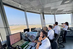 Kíp trực điều hành bay tại Đài kiểm soát không lưu Tân Sơn Nhất. (Ảnh: PV/Vietnam+) 