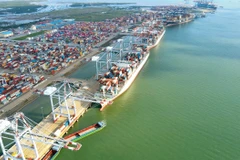 Bốc xếp hàng hóa container tại một cảng biển của Tổng công ty Hàng hải Việt Nam. (Ảnh: PV/Vietnam+)