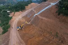 Nhà thầu thi công Dự án đường Hồ Chí Minh đoạn Chợ Chu-Ngã ba Trung Sơn. (Ảnh: Khánh Hùng/Vietnam+)