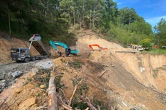 Một vị trí sạt lở đường do ảnh hưởng của mưa lũ đang được lực lượng chức năng nỗ lực khắc phục để thông tuyến. (Ảnh: Cục Đường bộ cung cấp)