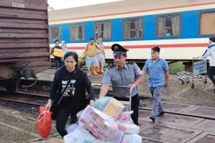 Ngành Đường sắt tổ chức chuyển tải hành khách bằng đường bộ từ ga Tuy Hoà đến ga Giã và ngược lại. (Ảnh: VNR cung cấp)