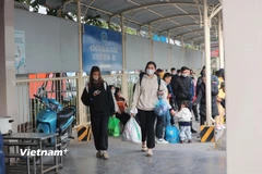 Nhiều người mệt mỏi sau hành trình dài trở về Thủ đô trong dịp nghỉ Tết Dương lịch. (Ảnh: Hoài Nam/Vietnam+)