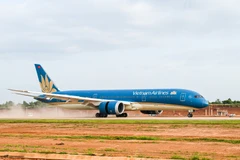 Chuyến bay hàng không dân dụng đầu tiên do Vietnam Airlines thực hiện đã hạ cánh thành công xuống Sân bay Long Thành. (Ảnh: PV/Vietnam+)