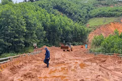 Lực lượng chức năng đang nỗ lực khắc phục các vị trí sạt lở do mưa lũ để thông đường sớm nhất. (Ảnh: PV/Vietnam+)