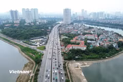 Phương tiện lưu thông trên một tuyến đường vành đai của thành phố Hà Nội. (Ảnh: PV/Vietnam+)