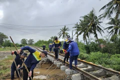 Công nhân ngành Đường sắt đang khắc phục các sự cố hạ tầng bị trôi nền đường ray do mưa lũ tại miền Trung. (Ảnh: VNR cung cấp)