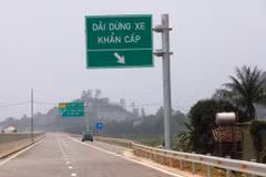 Các hệ thống biển báo dọc tuyến đường cao tốc đã được đưa vào vận hành, khai thác. (Ảnh: Việt Hùng/Vietnam+)