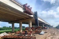 Nhà thầu thi công một hạng mục cầu cạn trên tuyến cao tốc Bắc-Nam phía Đông. (Ảnh: Việt Hùng/Vietnam+)