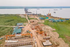 Bảy cây cầu vượt bắc qua sông Hồng đang được đầu tư, xây dựng sẽ góp phần giảm tải giao thông nội đô và các cầu hiện hữu. (Ảnh: Việt Hùng/Vietnam+)