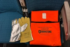 Vietnam Airlines trang bị các dụng cụ chuyên dụng để ứng phó nếu xảy ra sự cố liên quan đến pin Lithium. (Ảnh: PV/Vietnam+)