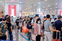 Hành khách làm thủ tục trước khi lên máy bay. (Ảnh: PV/Vietnam+)
