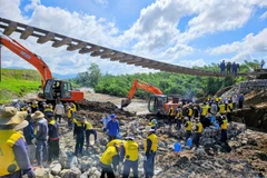 Công nhân, người lao động Tổng công ty Đường sắt Việt Nam nỗ lực khắc phục sự cố hạ tầng do tác động của mưa lũ. (Ảnh: VNR cung cấp)