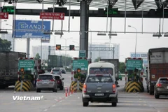Phương tiện lưu thông qua một trạm thu phí điện tử không dừng. (Ảnh: Việt Hùng/Vietnam+)