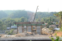 Nhà thầu thi công cầu Khuổi Quận bắc qua sông Cầu trên tuyến cao tốc Chợ Mới-Bắc Kạn. (Ảnh: Việt Hùng/Vietnam+)