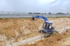 Nhà thầu khắc phục một vị trí taluy bị xói lở do mưa lớn trên tuyến cao tốc Vĩnh Hảo-Phan Thiết. (Ảnh: PV/Vietnam+)