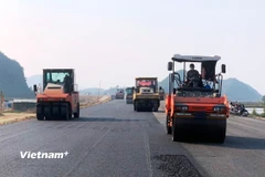 Nhà thầu thi công thảm nhựa mặt đường một dự án thành phần cao tốc. (Ảnh: Việt Hùng/Vietnam+)