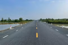 Tuyến đường Hồ Chí Minh đoạn Năm Căn-Đất Mũi. (Ảnh: Việt Hùng/Vietnam+)