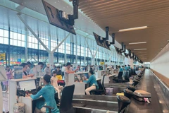 Hành khách làm thủ tục chuyến bay tại Nhà ga T3, Cảng Hàng không quốc tế Tân Sơn Nhất. (Ảnh: PV/Vietnam+)