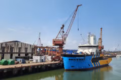 Công ty Đóng tàu Hạ Long đóng dòng tàu dịch vụ điện gió ngoài khơi CSOV, đòi hỏi tiêu chuẩn rất cao trong cả quá trình thi công và khai thác. (Ảnh: Việt Hùng/Vietnam+)