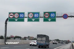 Các tài xế xe tải đều chấp hành nghiêm trong ngày đầu thí điểm phân làn, tốc độ xe đi trên cao tốc Hà Nội-Hải Phòng. (Ảnh: Việt Hùng/Vietnam+)