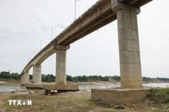 Cầu sông Lô có dấu hiệu xuống cấp nghiêm trọng và đã phải tạm dừng lưu thông. (Ảnh: Tạ Toàn/TTXVN)
