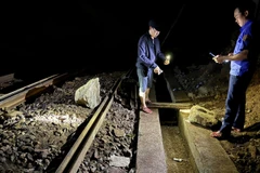 Hiện trường đá từ trên đèo Hải Vân rơi xuống ray chạy tàu khiến đường sắt phải tạm dừng tàu và chuyển tải hành khách. (Ảnh: VNR cung cấp)