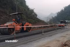 Nhà thầu thi công hạng mục nền đường. (Ảnh: Việt Hùng/Vietnam+)