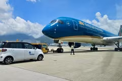 Máy bay Vietnam Airlines hạ cánh khẩn tại Hongkong cấp cứu hành khách gặp vấn đề về sức khỏe. (Ảnh: PV/Vietnam+)