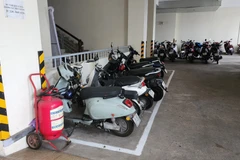Khu vực bố trí sạc dành cho xe máy điện tại một chung cư ở Hà Nội. (Ảnh: Việt Hùng/Vietnam+)