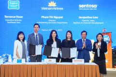 Tổng cục Du lịch Singapore, Vietnam Airlines và Tập đoàn Sentosa ký biên bản ghi nhớ hợp tác thúc đẩy khách du lịch. (Ảnh: Việt Hùng/Vietnam+)