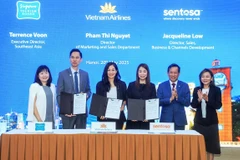 Tổng cục Du lịch Singapore, Vietnam Airlines và Tập đoàn Sentosa ký biên bản ghi nhớ hợp tác thúc đẩy khách du lịch. (Ảnh: Việt Hùng/Vietnam+)