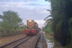 Thông tuyến đường sắt Bắc-Nam qua Huế sau nhiều ngày bị chia cắt mưa lũ. (Ảnh: PV/Vietnam+)