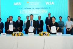 Vietnam Airlines hợp tác cùng ACB và Visa ra mắt thẻ hội viên tích hợp thanh toán Lotusmiles Pay. (Ảnh: PV/Vietnam+)